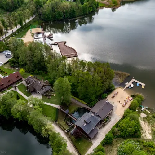 Hotel a pláž u jezera z ptačí perspektivy