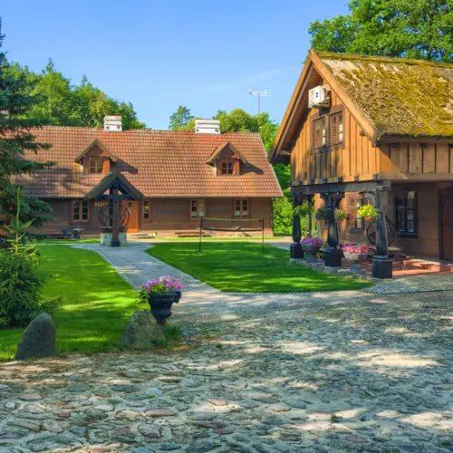 Zelené nádvoří a dřevěné budovy