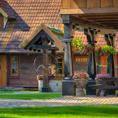 Dřevěná fasáda recepce hotelu