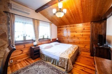 Dřevěný interiér pokoje Standard