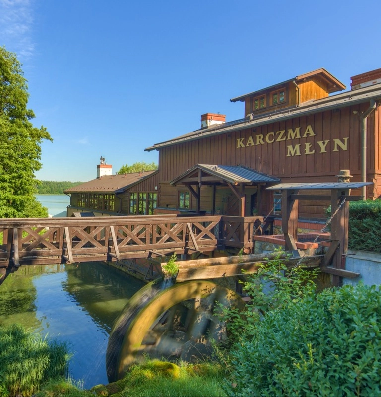 Restaurace Karczma Młyn s fungujícím mlýnským kolem