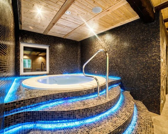 Jacuzzi ve wellness zóně Hotelu Dworek Wapionka